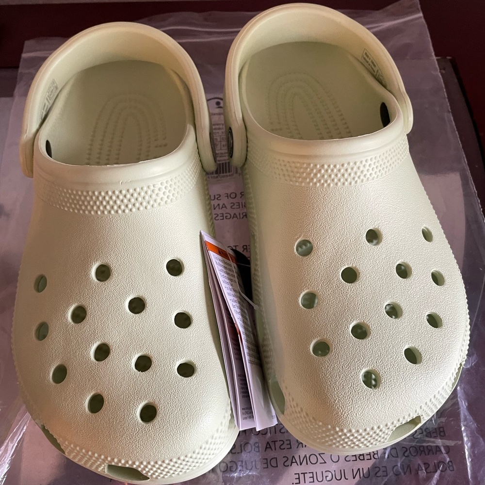 Women’s Crocs NWT Size m5/w7 in Celery